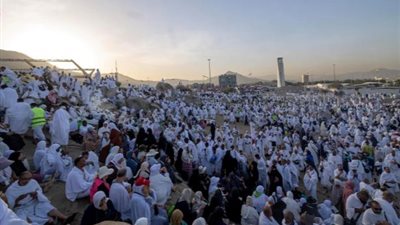 السياحة تعلن نجاح تصعيد الحجاج إلى جبل عرفات.. التزام الشركات بضوابط الحج السياحي.. واستمرار نفرة الحجيج إلى مزدلفة.. وفتوى للأزهر بعدم ضرورية المبيت بمنى