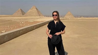 الإعلامية ريا أبي راشد تزور أهرامات الجيزة وتشيد بتجربة الزيارة الجديدة ( فيديو)