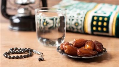 فوائد التمر والماء لصحتك عند الإفطار يوم الوقفة