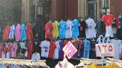 التيشيرت الأولادي تبدأ من 100 جنيه، أسعار ملابس الأطفال في وكالة البلح (فيديو وصور) 