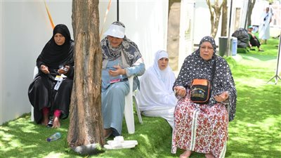 استعدادًا للنفرة من عرفات، حجاج الجمعيات الأهلية يتهيأون للتوجه إلى مزدلفة مع غروب الشمس