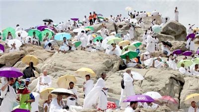 حجاج بيت الله الحرام يتأهبون للنفرة إلى مزدلفة 