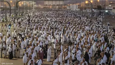 حشود غفيرة من ضيوف الرحمن تنفر من عرفة إلى مزدلفة (فيديو)