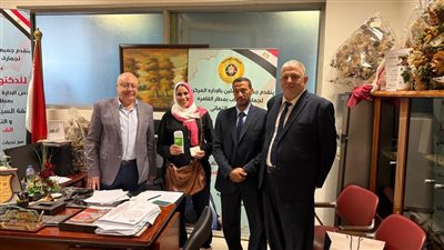 مأمور جمرك بالمطار يعثر على 9500 دولار ويعيدهم لراكبة مصرية