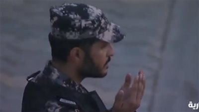 رجل أمن يرفع أكف الدعاء أثناء تأمين الحجاج (فيديو)