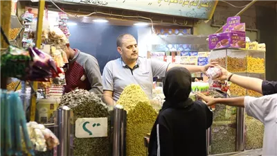 اللب السوبر بـ٢٤٠ جنيها، إقبال على التسالي والمقرمشات بوسط البلد ليلة عيد الأضحى (فيديو وصور) 