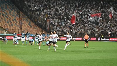 حازم إمام وميدو يتركان الإستوديو التحليلي ويشاركان لاعبي الزمالك فرحة التتويج بكأس مصر (صور)