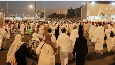 بدء توافد الحجاج إلى مشعر منى لرمي الجمرات (فيديو)