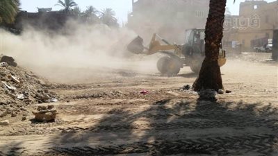 رفع القمامة من الشوارع المؤدية للمساجد وساحات صلاة العيد بأسوان (صور)