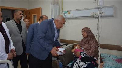 محافظ الوادي الجديد يقدم هدايا لمرضى مستشفى الخارجة بمناسبة عيد الأضحى