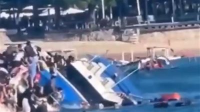 لقطات مرعبة لغرق قارب سياحي يقل 89 راكبا قبالة سواحل بالي (فيديو)