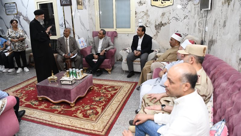محافظ قنا يشارك الأطفال
