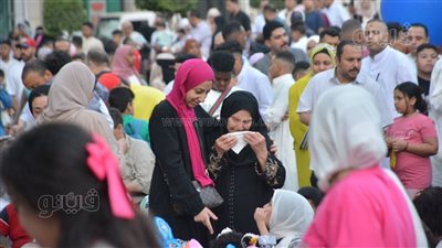 دموع في العيد، بكاء سيدة أثناء صلاة عيد الأضحى بمسجد مصطفى محمود يخطف الأنظار (صور)