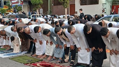 بحضور الآلاف من الأهالي والمصطافين، بدء صلاة عيد الأضحى بمطروح (فيديو وصور)