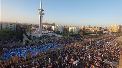مشهد مهيب، الآلاف يؤدون صلاة عيد الأضحى بمسجد الحديد والصلب بالإسكندرية (صور)