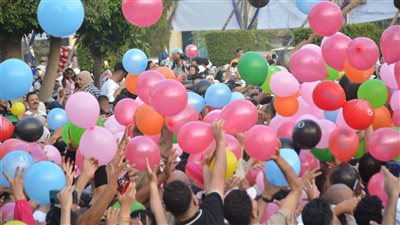 فرحة بساحة مسجد مصطفى محمود، شلالات من البلالين تزين عيد الأضحى 2025 (فيديو)