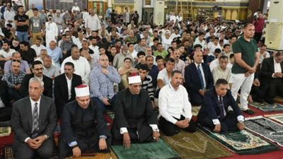محافظ الدقهلية ومدير الأمن يتصدران صفوف صلاة عيد الأضحى المبارك في مسجد النصر بالمنصورة (صور) 