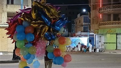  تصل إلى 25 جنيها، انتشار باعة البلالين بساحات صلاة العيد وإقبال من الأطفال لشرائها بمطروح (صور)