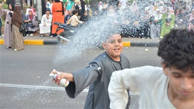 بالبلالين ورذاذ الثلج، شاهد احتفالات المصلين بساحة مسجد مصطفى محمود بالعيد 