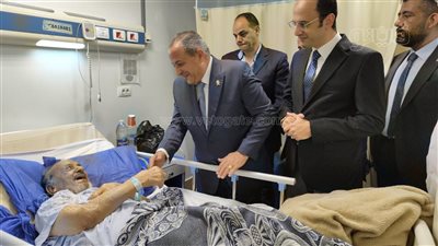 محافظ بورسعيد يتفقد مستشفى الحياة عقب صلاة العيد ويقدم التهنئة للمرضى والأطقم الطبية (صور )
