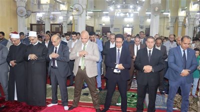  محافظ القليوبية يؤدي صلاة عيد الأضحى بمسجد ناصر ببنها (صور)