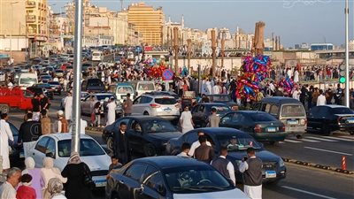 توافد كبير من الأهالي والمصطافين على كورنيش مرسى مطروح احتفالًا بالعيد (فيديو وصور)