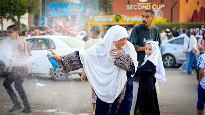 العيد ميعرفش سن، جدة تحتفل بعيد الأضحى برذاذ الثلج مع أحفادها في مصر الجديدة (فيديو)