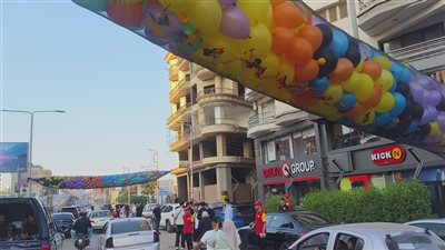 شلال بلالين وشيكولاتة وهدايا ترسم البهجة على وجوه الأطفال بعد صلاة عيد الأضحى بالدقهلية (صور) 