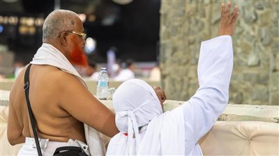 مشاهد لحجاج بيت الله الحرام أثناء رمي جمرة العقبة (فيديو)