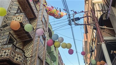 بإطلاق البالونات وتوزيع العصائر والأرز بلبن، أهالي أسيوط يحتفلون بعيد الأضحى (فيديو) 