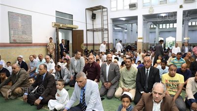 محافظ أسوان يقدم التهنئة للمواطنين بعد صلاة عيد الأضحى (صور)