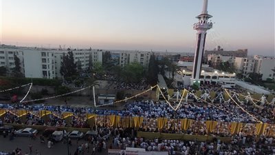 امتلأ عن آخره، توافد المئات على مسجد المدينة بالعجمي لصلاة العيد (بث مباشر)