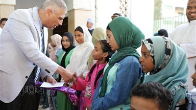 محافظ أسوان يوزع كروت تهنئة رئيس الجمهورية والعيدية على الأطفال (صور)
