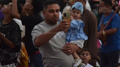 سيلفي العيد يسيطر على ساحة مصطفى محمود قبل انطلاق الصلاة (صور)