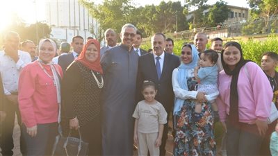محافظ أسيوط يلتقط الصور التذكارية مع المواطنين احتفالا بعيد الأضحى (صور) 