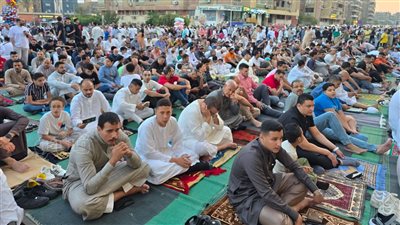 حضور كبير للمصلين بساحة الصديق شيراتون لأداء صلاة العيد (فيديو وصور)