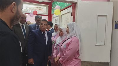 محافظ الدقهلية يتفقد مستشفى التأمين الصحي بسندوب ويوزع الكعك على المرضى (صور) 