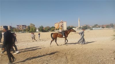 الموتوسيكل بـ 10 جنيهات والحصان بـ 15، مظاهر احتفال أهالي أولاد يحيى في سوهاج بالعيد (فيديو) 