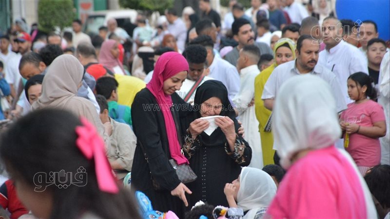 بكاء سيدة في صلاة
