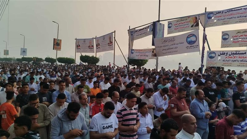 أهالي الغربية يؤدون