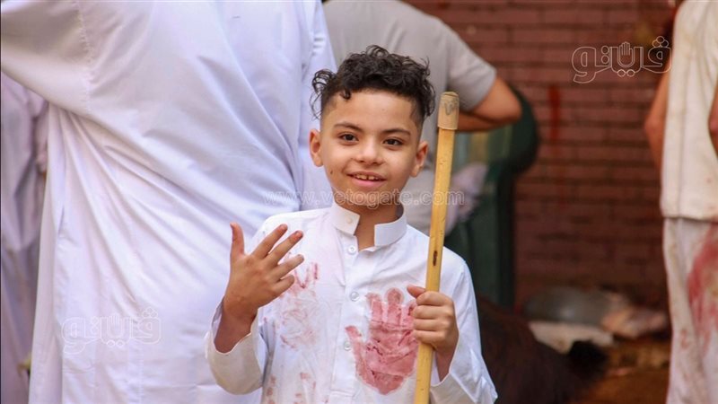 طفل يحتفل بذبح الأضاحي
