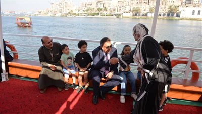 محافظ الدقهلية في جولة نيلية بالأتوبيس النهري بأول أيام تشغيله (صور) 