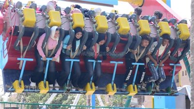 إقبال الأطفال على الملاهي في الحديقة اليابانية احتفالًا بأول أيام عيد الأضحى (صور)