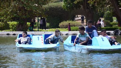 البدالات المائية وسيلة الأطفال للهروب من الحر في الحديقة اليابانية (صور)