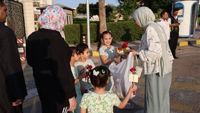 توزيع الورود والهدايا على المارة بكفر الشيخ احتفالًا بعيد الأضحى (صور)