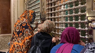 توافد عشرات الزوار على ضريح السيدة زينب بأول أيام عيد الأضحى (فيديو وصور)