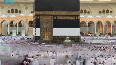 حجاج بيت الله الحرام يؤدون طواف الإفاضة (صور) 