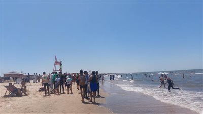 إقبال أهالي الدقهلية على شاطئ جمصة في أول أيام عيد الأضحى (فيديو وصور) 