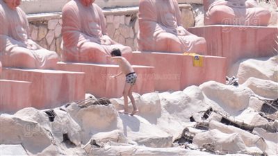 الأطفال يقفزون في بحيرة الحديقة اليابانية هربًا من الحر في أول أيام عيد الأضحى (صور)