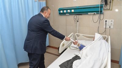 عيد الأضحى 2025.. محافظ أسيوط يوزع العيدية على المرضى بالمستشفيات (صور) 